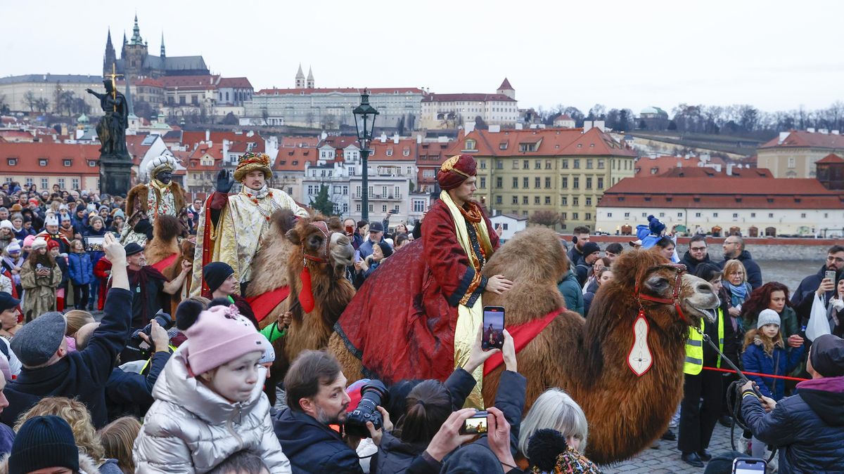 FOTO: Centrem Prahy prošel tříkrálový průvod s velbloudy
